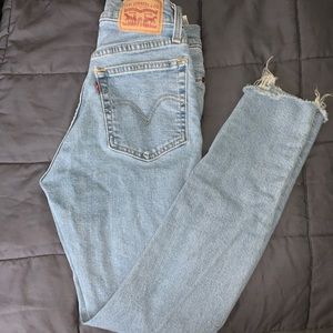 Light blue indigo Levi’s jeans